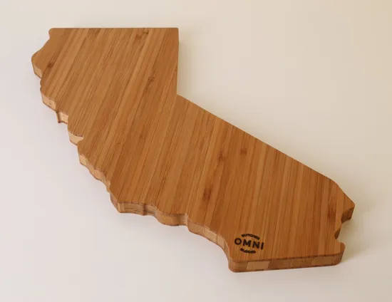 Elegante tabla de cortar de bambú con forma de pizarra de California para queso