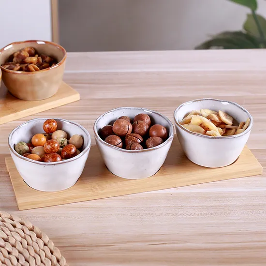 Práctico juego de platos y cuencos de cerámica con bandeja de bambú para frutas secas y dulces