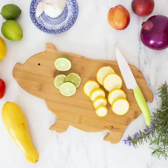 Adorable tabla de cortar de frutas de bambú con forma de cerdo para uso en la cocina