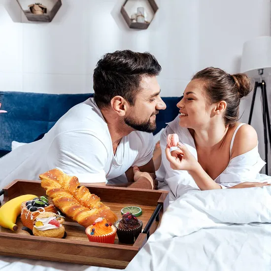 Bandeja de madera rústica hecha a mano con asas para desayuno en Bed & Dining