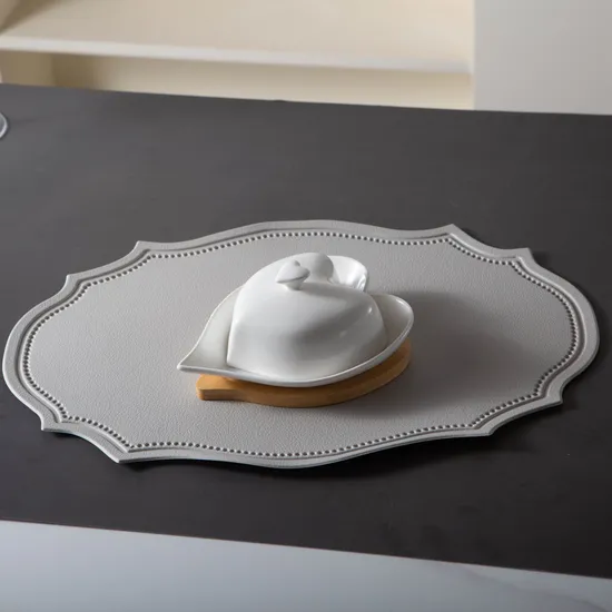 Gres en forma de corazón/plato de mantequilla cubierto de porcelana Contenedor de mantequilla con bandeja de bambú