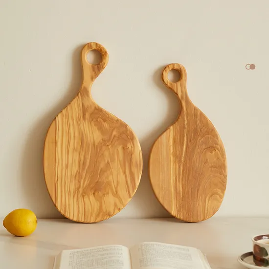 La cocina de encargo diseña la tabla de quesos del plato de servicio de madera de olivo con la manija
