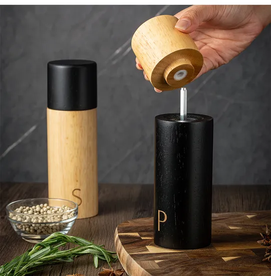 Molinillo de sal y pimienta de madera con estilo con pintura negra