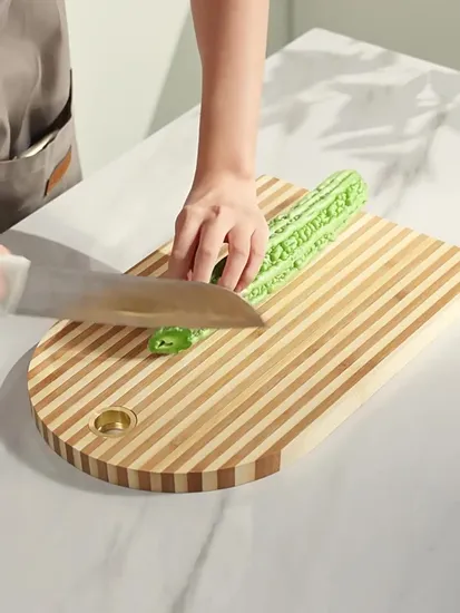 Tabla de cortar de bambú de dos tonos de primera calidad con práctico orificio para colgar
