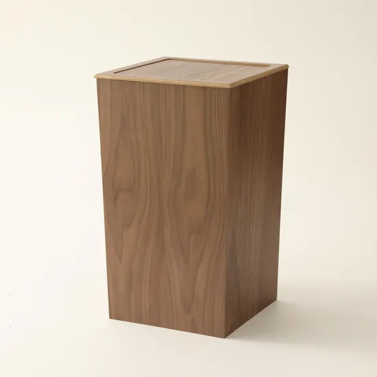 Cesta de basura estilo vintage de madera de nogal para salón