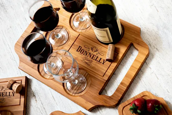 Bandeja de bambú personalizada orgánica para servir tabla de embutidos con copa de vino