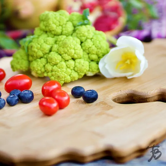 Tabla de servir de bambú personalizada con diseño en forma de pizarra para frutas