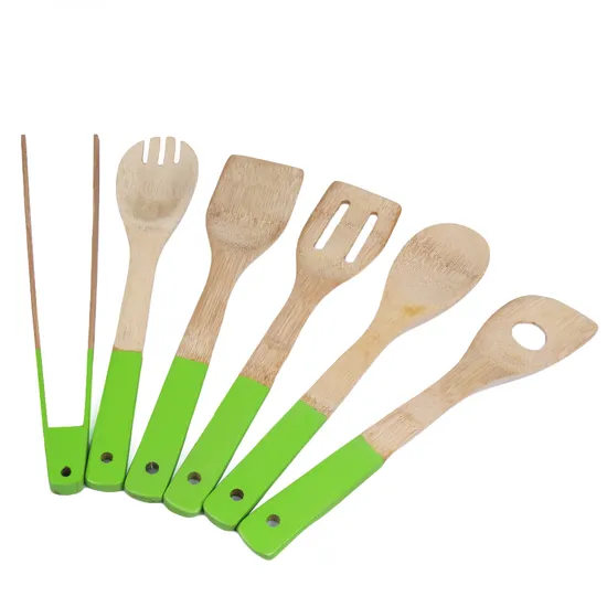 Los utensilios de cocina de bambú del color rosado fijaron las herramientas de madera de la cocina con el tenedor