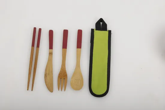 Juego de cubiertos de viaje de bambú de 4 piezas con bolsas