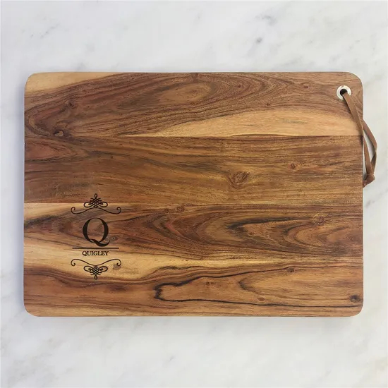 Tabla de cortar de madera grande con logotipo grabado personalizado y cuerda de cuero