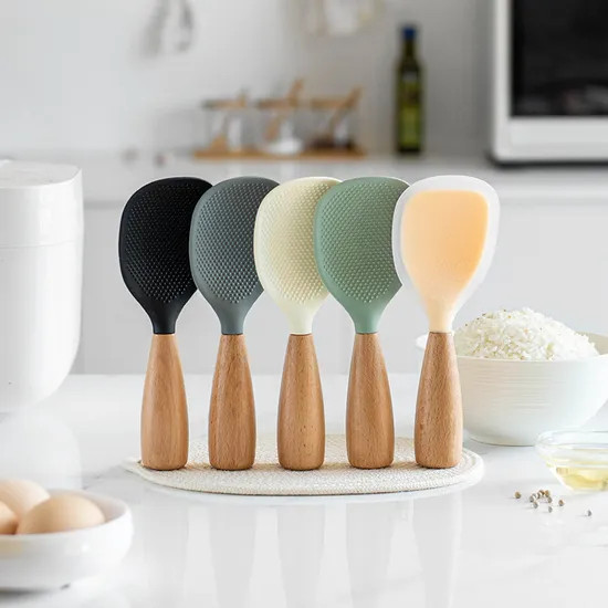Cuchara de arroz de silicona estable antiadherente resistente al calor creativa con mango de madera