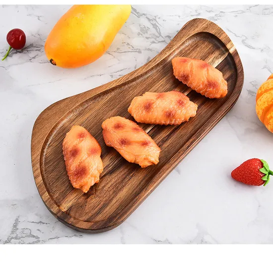 Elegante juego de platos llanos de madera de acacia para una cena moderna