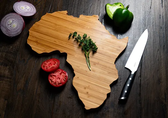 Tabla de cortar y servir de bambú con forma única de África para cocina