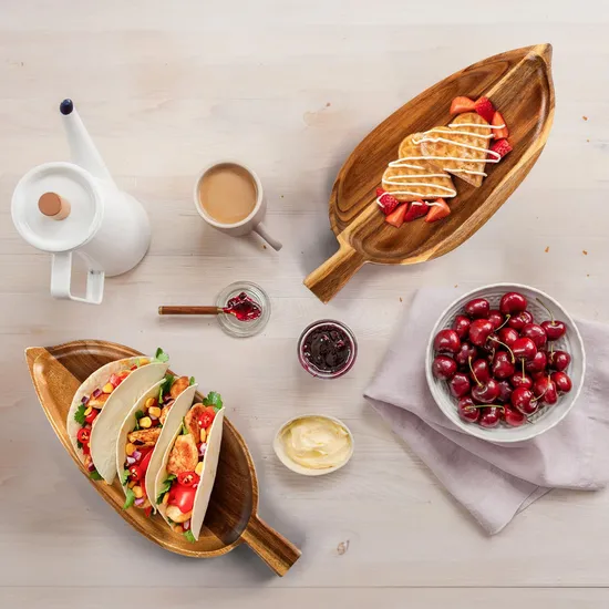 Bandeja para servir comida de madera de acacia con forma de hoja para aperitivos y refrigerios con asas