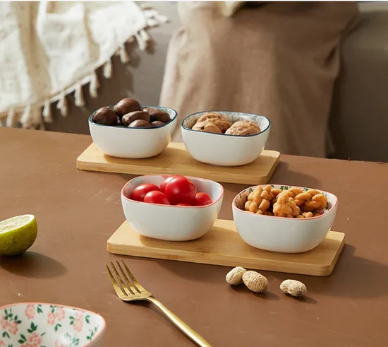 Elegante juego de cuencos de cerámica con bandeja de bambú para servir