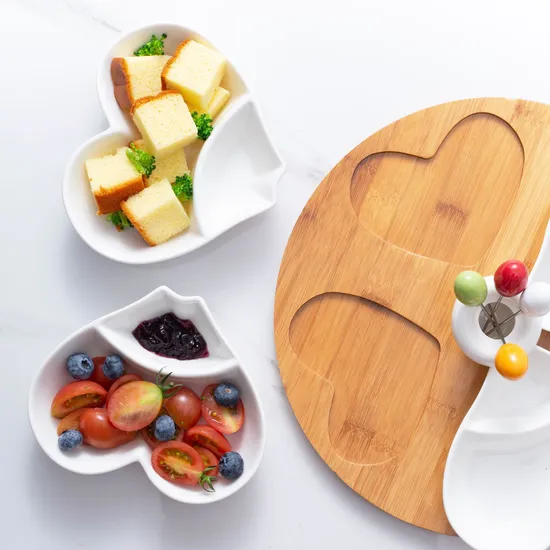 Cuencos y platos de cerámica en forma de corazón con fuente giratoria de bambú