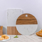 Tabla de quesos de madera natural y mármol con asa y orificio para colgar