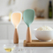 Cuchara de arroz de silicona estable antiadherente resistente al calor creativa con mango de madera
