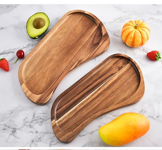 Elegante juego de platos llanos de madera de acacia para una cena moderna