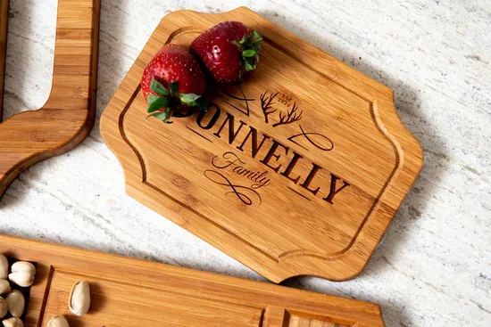 Bandeja de bambú personalizada orgánica para servir tabla de embutidos con copa de vino