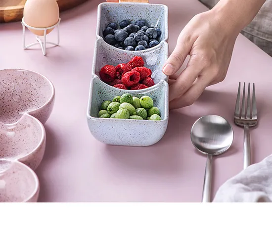 Elegante juego de platos de cerámica con asas de madera para refrigerios