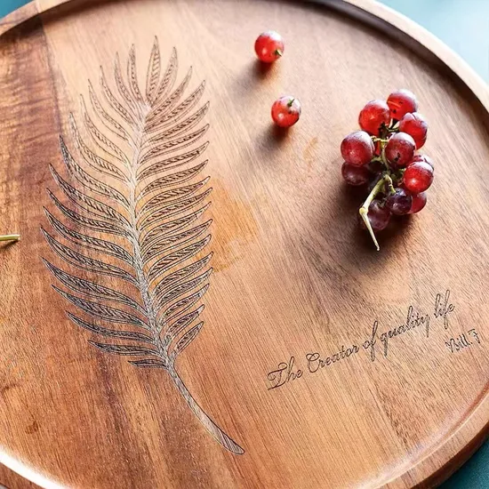Bandeja redonda personalizada vendedora caliente de la porción de madera de acacia con la manija