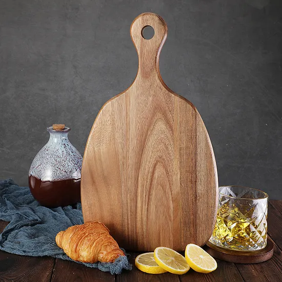 Tabla de quesos de acacia personalizada con forma de paleta y juego de cubiertos