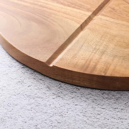 Tabla para servir pizza de madera con forma de paleta con asas y cuchillos