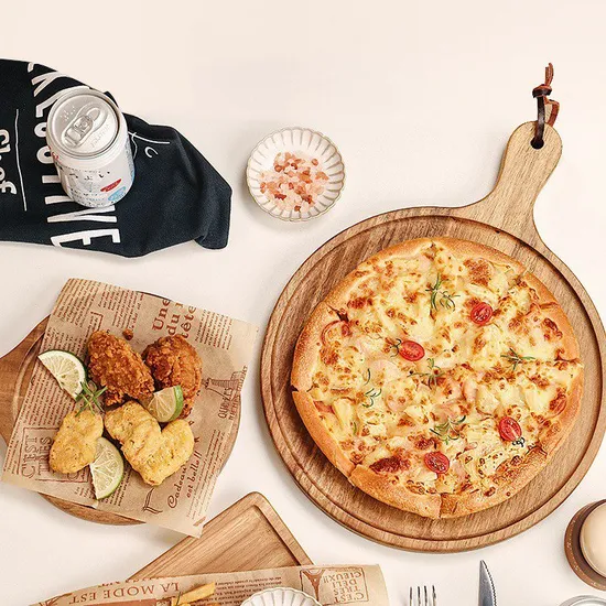 Tabla de cortar de madera para servir pizza con forma de paleta