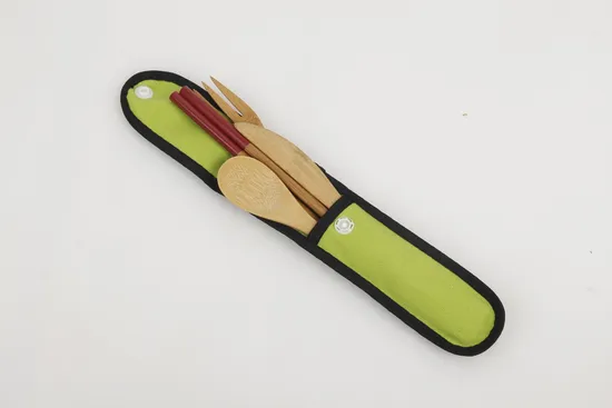Juego de cubiertos de viaje de bambú de 4 piezas con bolsas