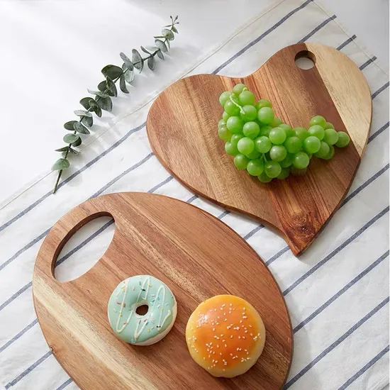 Tablero de servicio de comida de frutas de madera de acacia en forma de corazón