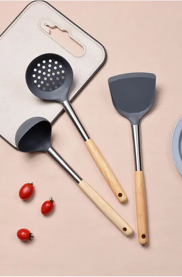 Utensilios de cocina a prueba de calor del silicón de la categoría alimenticia que fríen la pala de cocinar con la manija de madera