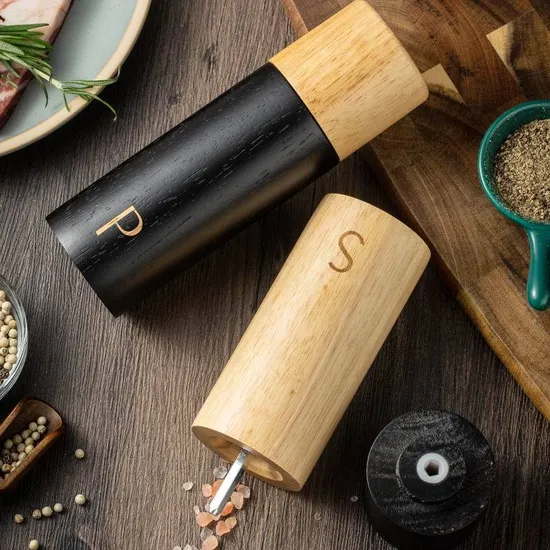Molinillo de sal y pimienta de madera con estilo con pintura negra