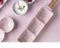 Elegante juego de platos de cerámica con asas de madera para refrigerios