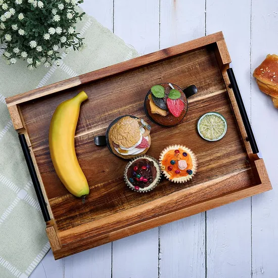 Bandeja de madera rústica hecha a mano con asas para desayuno en Bed & Dining