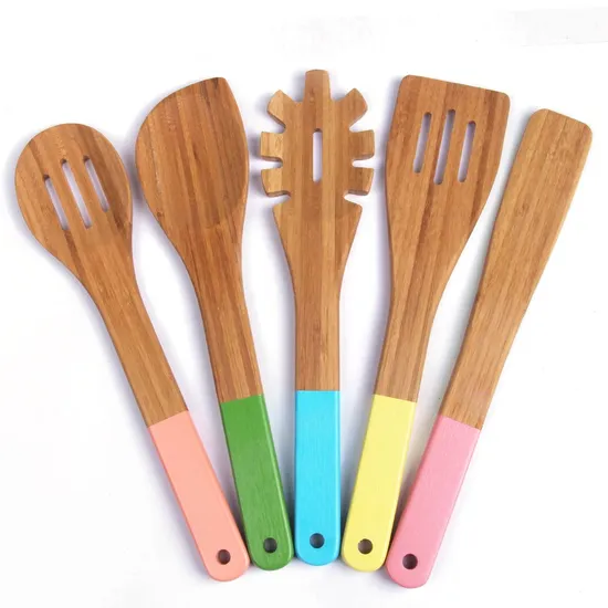 Juego de 5 utensilios de cocina de bambú de alta calidad.