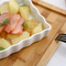 Bandeja de cerámica blanca vintage para servir fruta y aperitivos de queso con salvamanteles de bambú para hornear