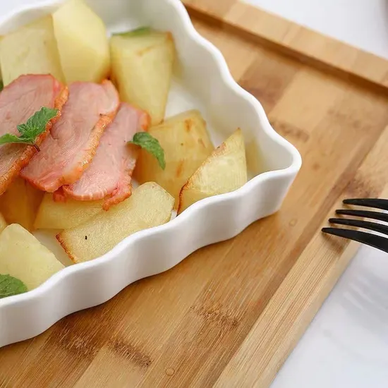 Bandeja de cerámica blanca vintage para servir fruta y aperitivos de queso con salvamanteles de bambú para hornear