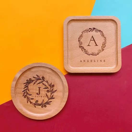 Posavasos de madera de haya redondos y cuadrados grabados personalizados para regalos personales
