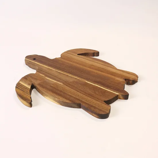 Plato de charcutería de madera con forma de tortuga grabada artesanalmente