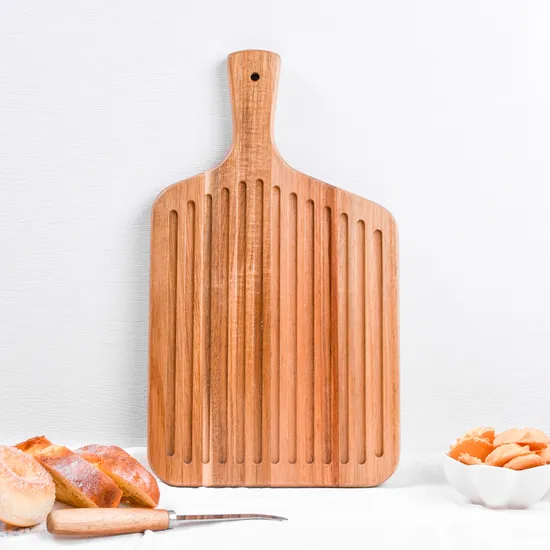 Tabla de cortar pan de madera con forma de padde y mango