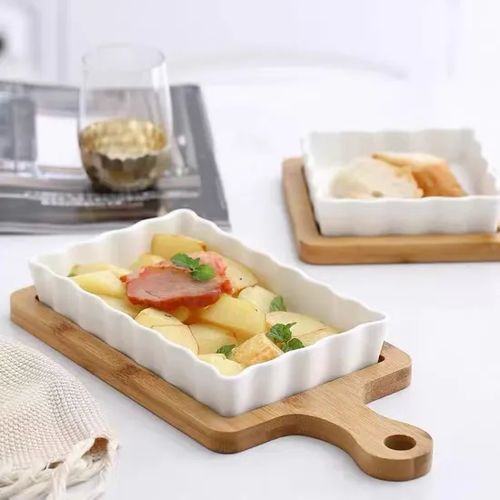 Bandeja de cerámica blanca vintage para servir fruta y aperitivos de queso con salvamanteles de bambú para hornear