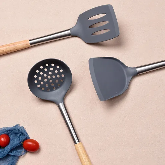 Utensilios de cocina a prueba de calor del silicón de la categoría alimenticia que fríen la pala de cocinar con la manija de madera