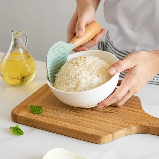 Cuchara de arroz de silicona estable antiadherente resistente al calor creativa con mango de madera