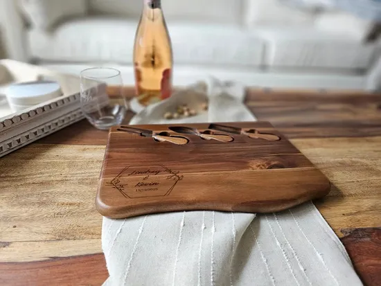 Tabla de cortar de madera grabada personalizada de Live Edge, tabla de queso de acacia con juego de cuchillos