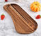 Elegante juego de platos llanos de madera de acacia para una cena moderna