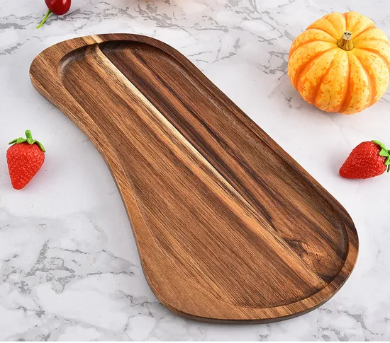 Elegante juego de platos llanos de madera de acacia para una cena moderna