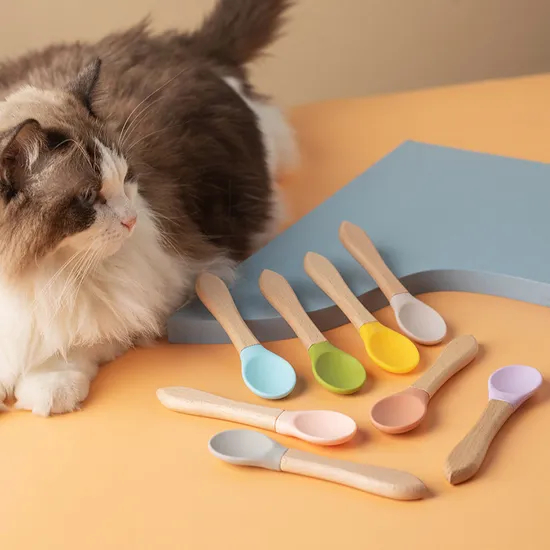 Suministros para mascotas, cuchara de alimentación para perros y gatos de silicona con mango de madera de haya
