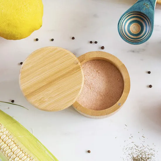 Elegante salero de bambú, caja de especias con tapa magnética
