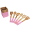 Los utensilios de cocina de bambú del color rosado fijaron las herramientas de madera de la cocina con el tenedor
